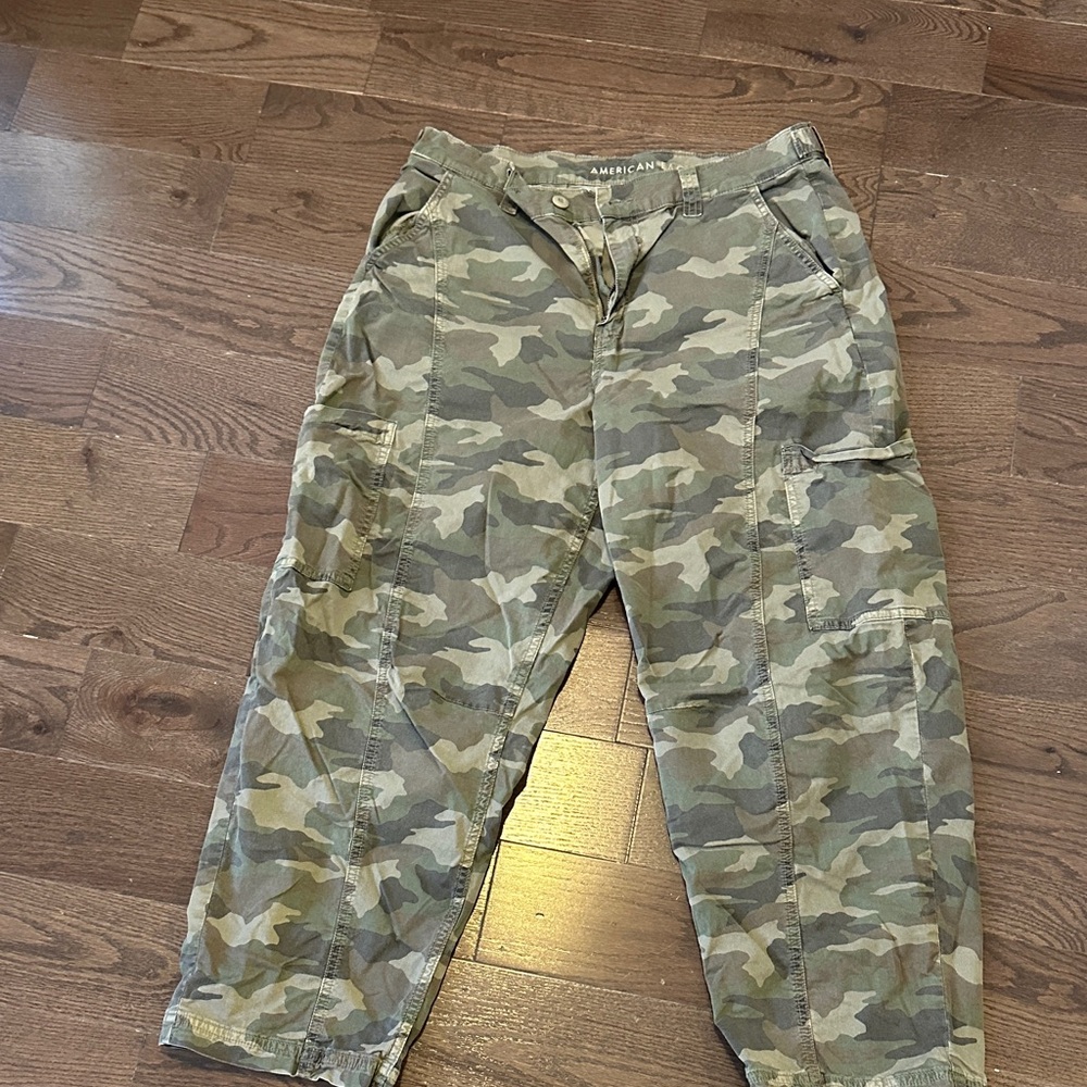 American Eagle Outfitters Men's Green Camo Cargo Pants